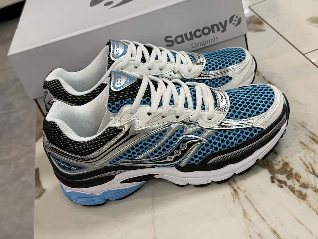 Saucony Progrid Omni 9 en coloris Royal Silver
